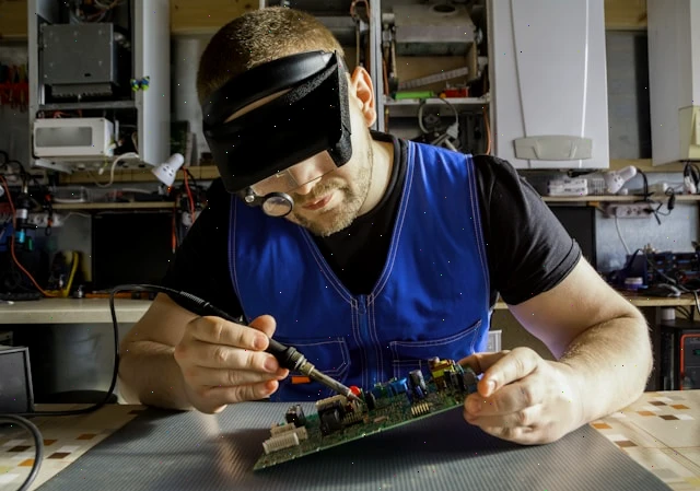 Elektrikár spájkuje elektrickú dosku